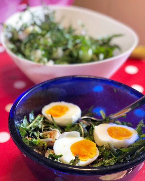 Insalata di tarassaco con pancetta e uova sode, la ricetta ...