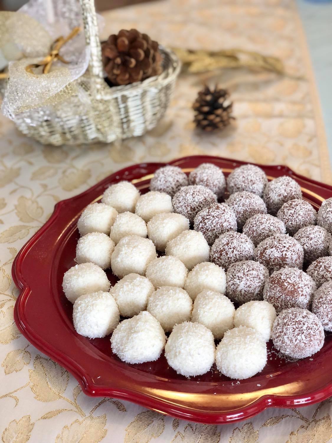 Come fare delle deliziose palline di cocco e ricotta a due colori