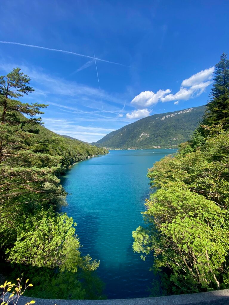 Il lago di molveno in una prospettiva salendo a malga andalo