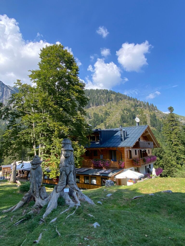 il rifugio la Montanara poco distante dall'orso del pradel